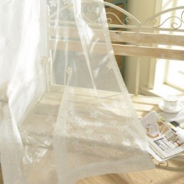 Kirjailtu Ikkunaverho Mittatilaustyönä Tehty Kukkakuvioinen Valkoinen Tylli Olohuoneeseen Makuuhuoneeseen