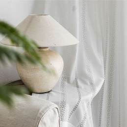 Klassinen Geometrinen Ikkunaseinäke, Valkoinen Kirjonta, Organza Olohuoneeseen, Mittatilaustyönä Tehty Verho