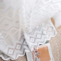 Valkoiset Läpikuultavat Verhot Timantti-Ikkunaan Olohuoneeseen Ja Makuuhuoneeseen