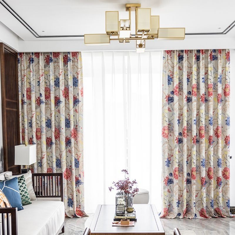 Pohjoismainen Verho Mittatilaustyönä Tehtyyn Kukkakuvioiseen Puuvillaverhoon