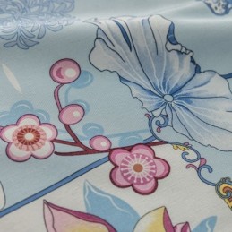 Pohjoismainen Verho Mittatilaustyönä Tehtyyn Kukkakuvioiseen Puuvillaverhoon