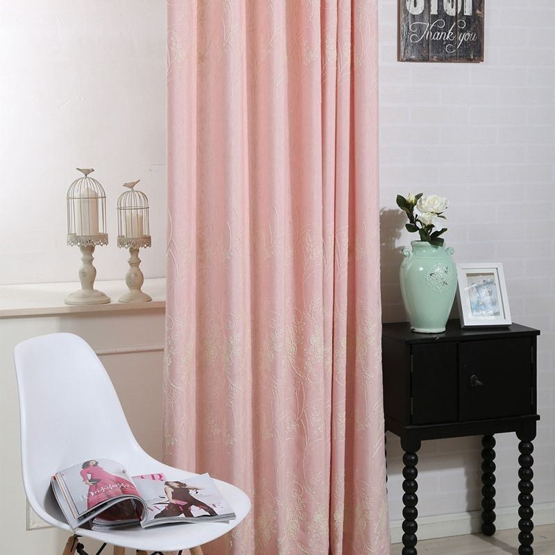 Mittatilaustyönä Tehty Pohjoismainen Kasvibrodeerattu Verho Olohuoneeseen Ja Makuuhuoneeseen