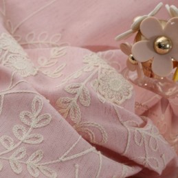 Mittatilaustyönä Tehty Pohjoismainen Kasvibrodeerattu Verho Olohuoneeseen Ja Makuuhuoneeseen