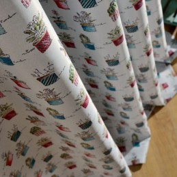 Pohjoismainen Pimennysverho Mittatilaustyönä Tehty Ruukkukasvikuvioinen Verho Olohuoneeseen Ja Makuuhuoneeseen