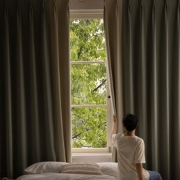 Moderni Tilkkutäkkiverho Mittatilaustyönä Pimennysverhot Olohuoneeseen Ja Makuuhuoneeseen