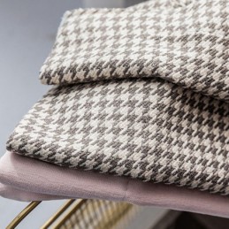 Moderni Ompeluverho Mittatilaustyönä, Pimentävä Kukonaskelkuvioinen Verho Olohuoneeseen Ja Makuuhuoneeseen