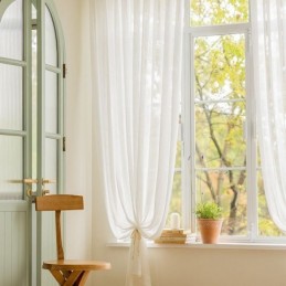 Modernit Valkoiset Läpikuultavat Lehtitylliverhot Olohuoneeseen Ja Makuuhuoneeseen